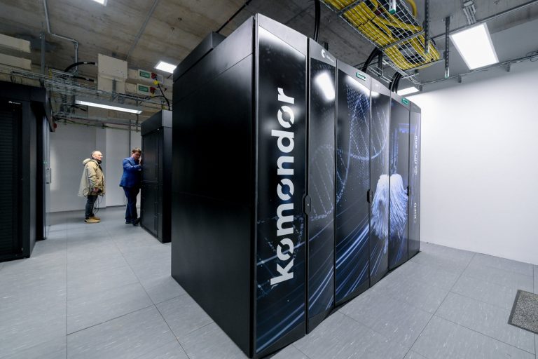 Tízszeresére növeli a hazai szuperszámítógépes kapacitást a napokban átadott Komondor