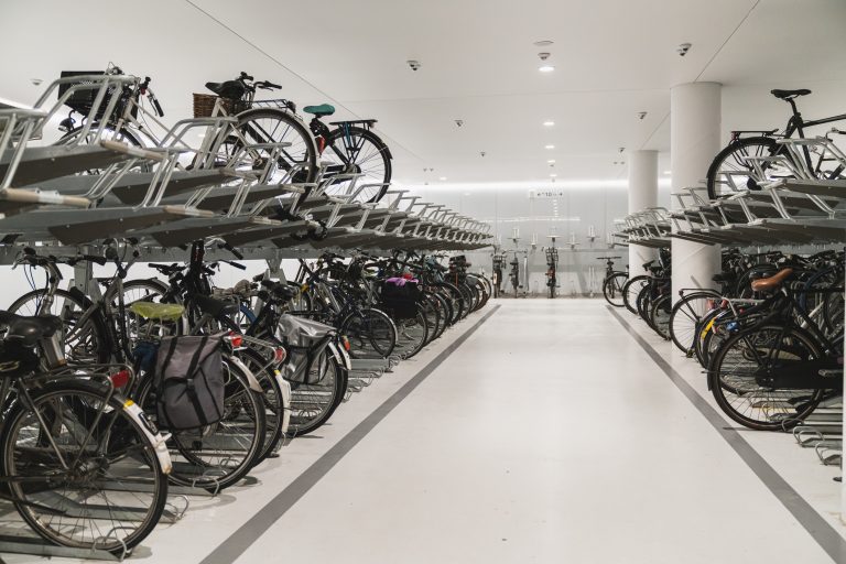 7000 bicikli fér a víz alatti parkolóházba Amszterdamban, ahová autóknak tilos behajtani
