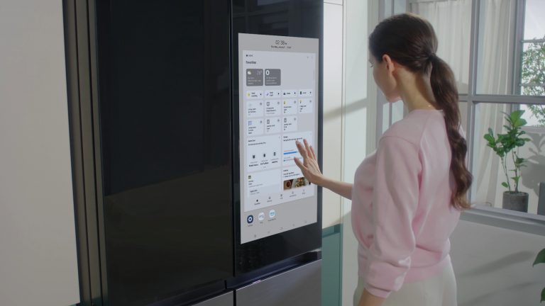 A Samsung bemutatta a hűtőt, amin egy kisebb tévé méretű kijelzőn filmeket is lehet nézni