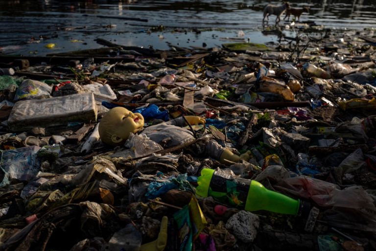 A folyókból az óceánokba ömlő műanyag egyharmadáért egy ország a felelős, de ez egy megtévesztő adat