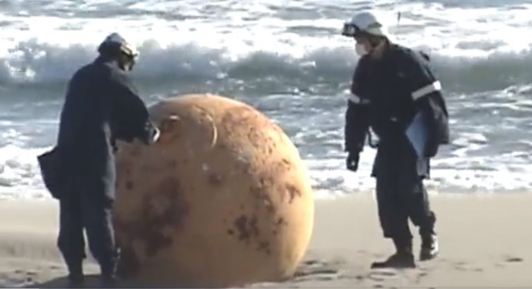 Ezúttal Japánban sodort partra a víz egy titokzatos fémgömböt