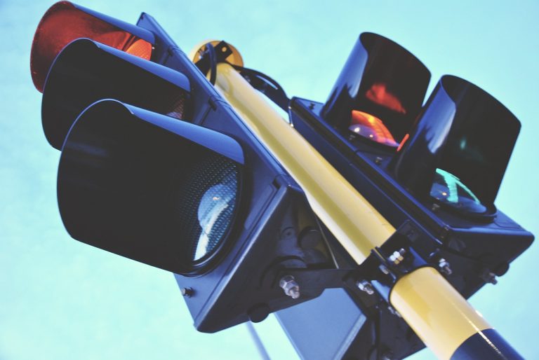 Fehér jelzést kaphatnak a közlekedési lámpák az önvezető autók miatt