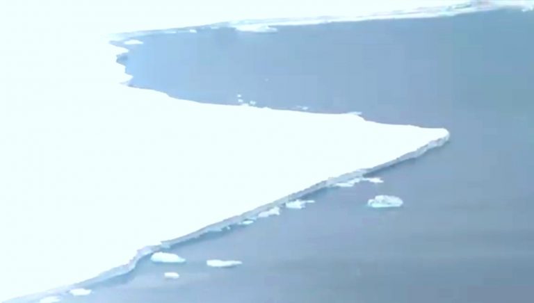 Először filmezték le a világ egyik legnagyobb jéghegyét