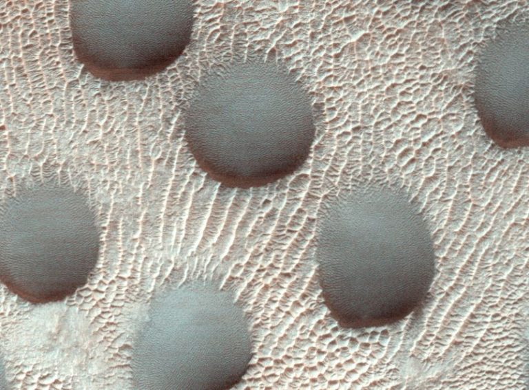 Szokatlanul szabályos, köralakú homokdűnéket fedeztek fel a Marson