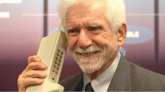 50 éves a mobiltelefon, amiről már akkor tudták, hogy nélkülözhetetlen lesz a jövőben