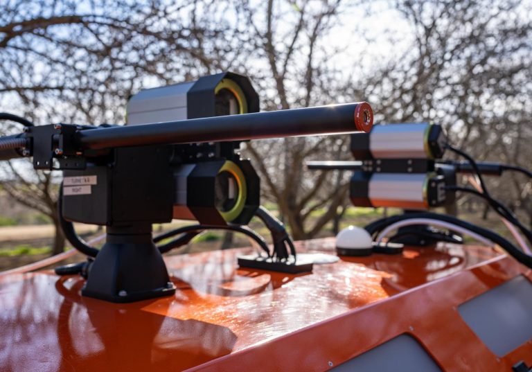 Lőfegyverekkel szedi le áldozatait a fákról az év mezőgazdasági robotja