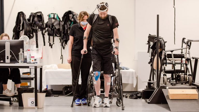 Ismét képes önállóan járni egy tizenkét éve lebénult ember, akinek implantátumokat ültettek az agyába