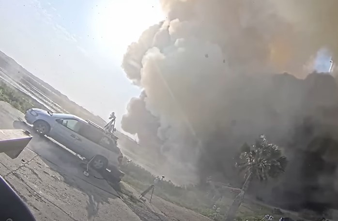 Videón ahogy a Starship egy zuhanó darabja tönkrezúz egy autót