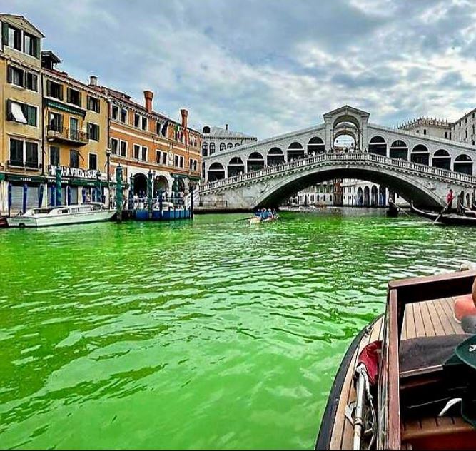 Kiderült, hogy mitől vált neonzölddé a víz Velencében vasárnap