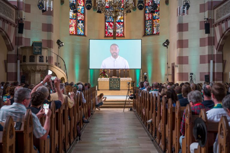 Negyvenperces istentiszteletet tartott egy mesterséges intelligencia Németországban