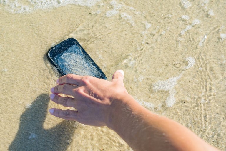 Mit tegyünk, ha vizes lett a telefonunk?