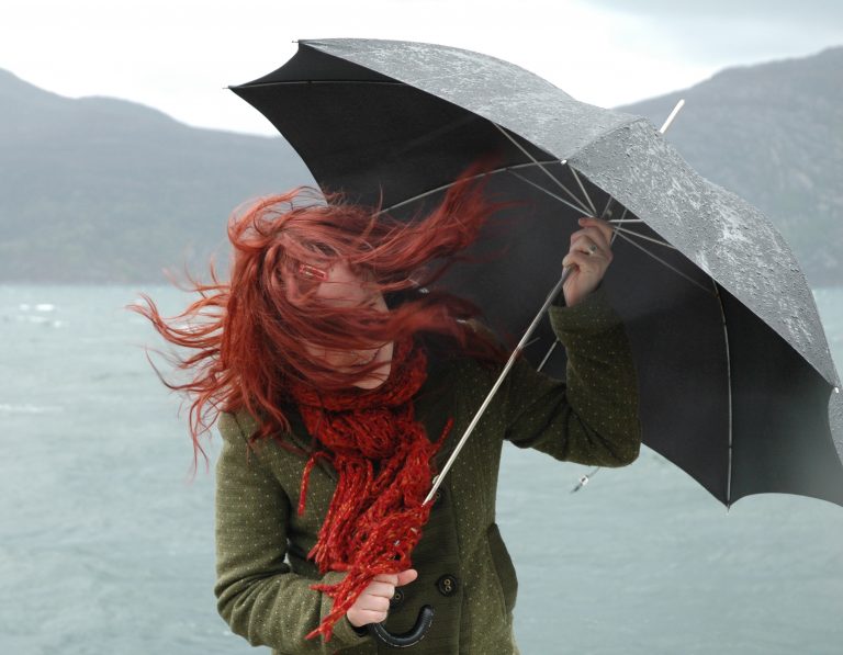 Miért göndörödik be az ember haja esős időben?