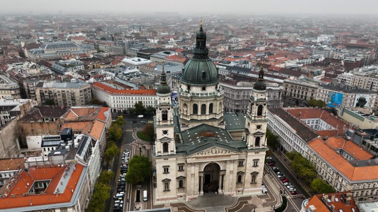 A fotelünkben ülve repülhetjük körbe a legnagyobb budapesti nevezetességeket