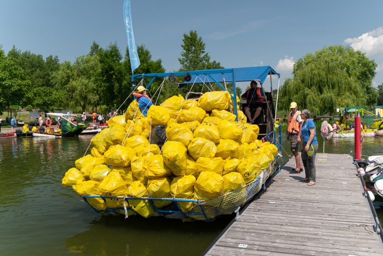 Több tonna szemetet távolítottak el a Tisza-tóból a PET Kupa önkéntesei