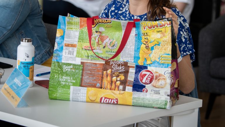 Magyar diákok találtak megoldást rá, hogyan hasznosíthatnánk a rengeteg chipses zacskót
