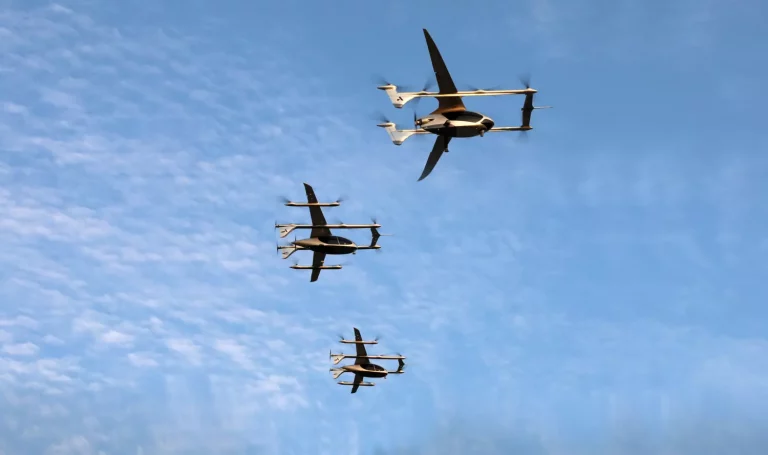 Pilóta nélküli légitaxik repültek egyedülálló formációban