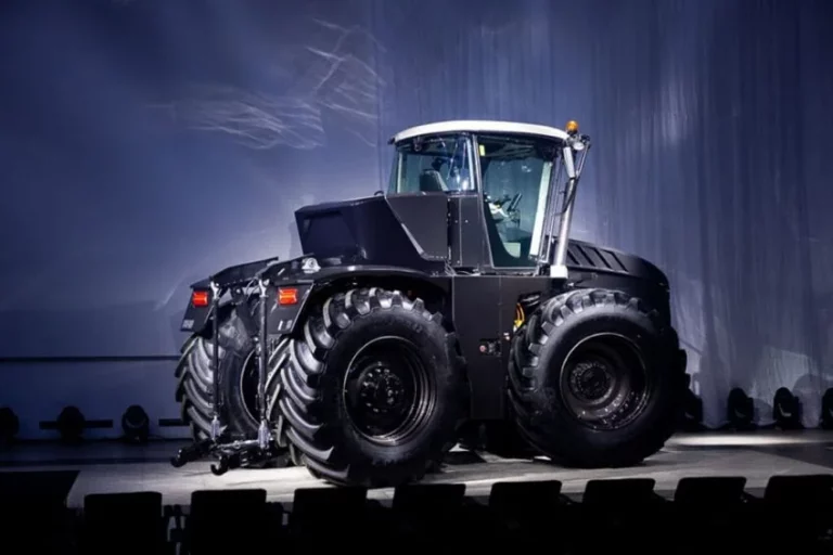 Tesztelik az első biometán-elektromos traktort a földeken