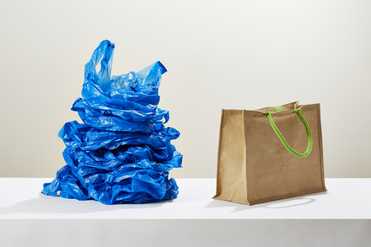 A lebomló szatyrok tényleg eltűnnek a komposztban, de ez sem megoldás a műanyagszennyezésre