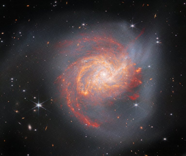 Ötszázmillió évvel ezelőtti galaktikus ütközés a Hubble és a James Webb Űrteleszkóp felvételein