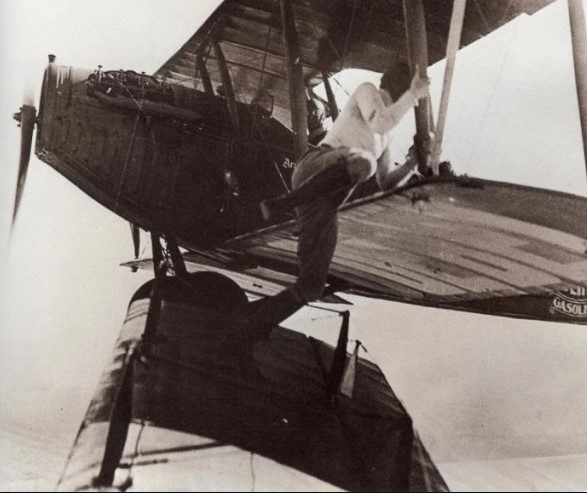 Gladys Ingle, a nő, aki menet közben, a levegőben cserélt kereket egy repülőn