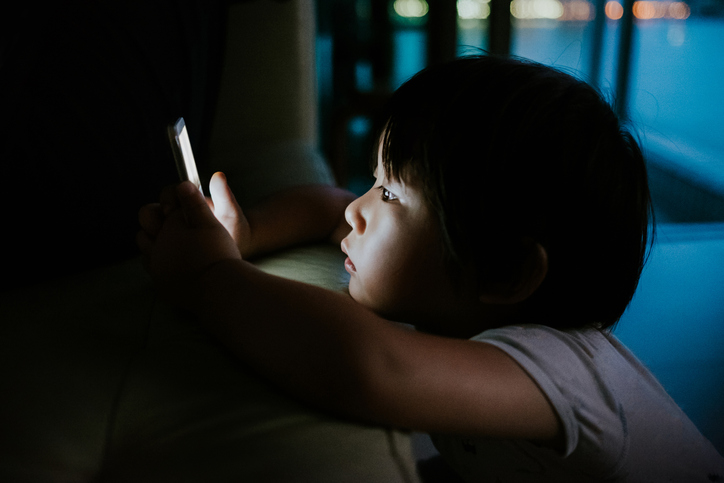 Kína: a kiskorúak legfeljebb napi 2 órát nyomkodhatják a telefonjukat