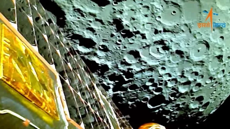 A Hold közvetlen közelébe ért az indiai űreszköz, ami az égitest déli-sarkához tart