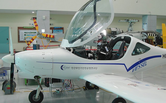 Az embereknél is jobban vezeti majd a repülőgépeket egy koreai robot