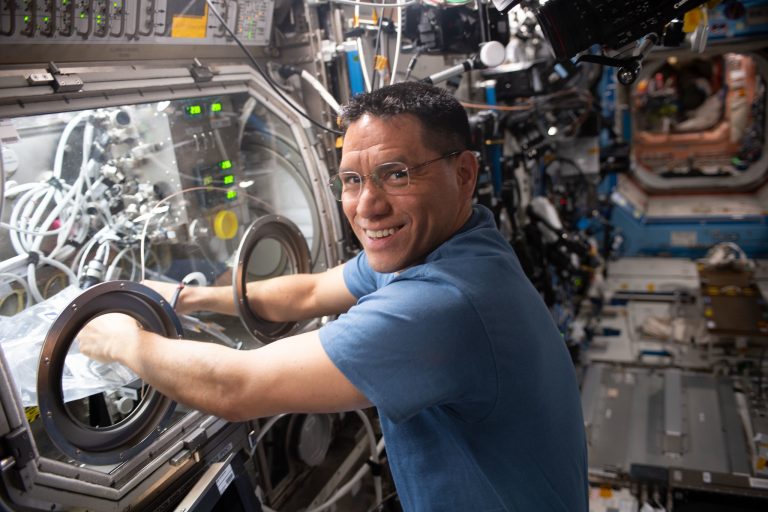 Újabb rekord az űrben: egy amerikai űrhajós közel egy éve él a Nemzetközi Űrállomáson