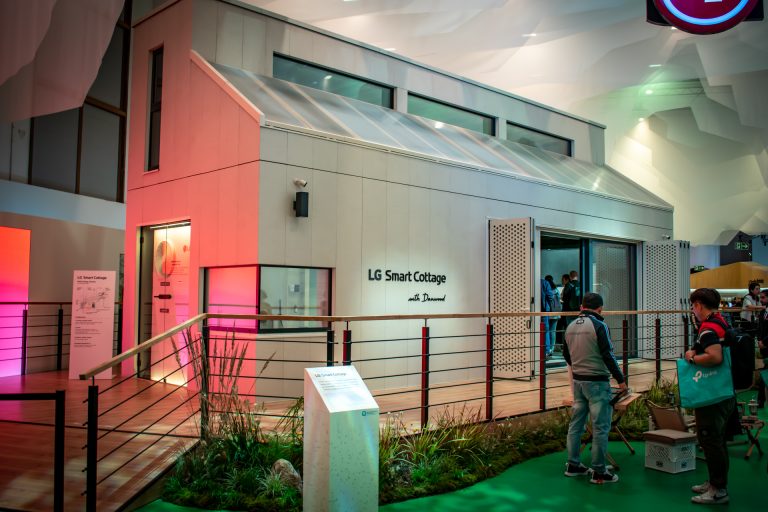 Egy komplett házat mutatott be az LG Európa legnagyobb technológiai kiállításán