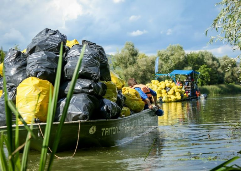 11 tonna szemetet szedtek ki önkéntesek a Bodrog folyóból