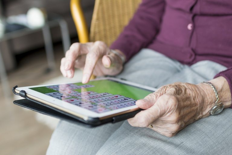 Meglepő összefüggést találtak az internethasználat és a demencia kialakulása között