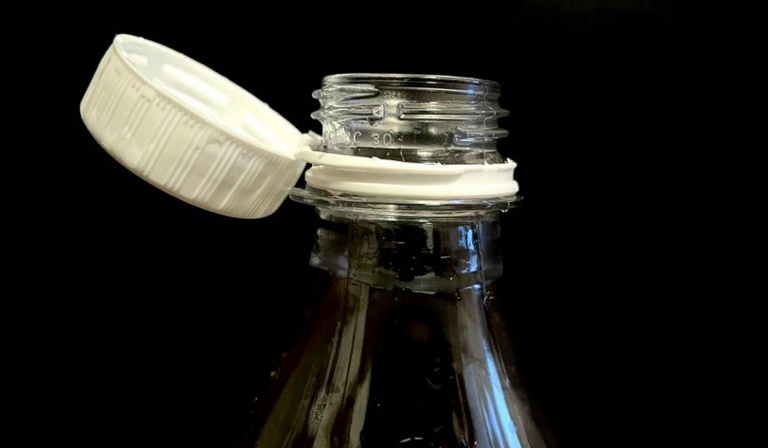 Sokakat zavar, mégis fontos lépés az italos palackokhoz rögzített kupakok bevezetése