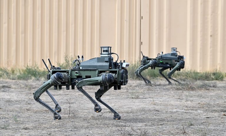 Robotkutyák és drónok csapatai szolgálhatnak a jövő háborúiban