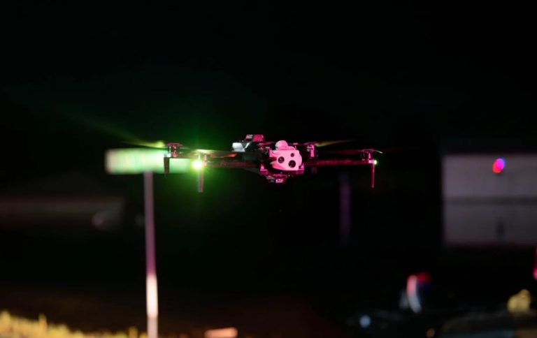 Ez a drón 250 méterről leolvassa egy autó rendszámát, és önállóan repül teljes sötétségben is