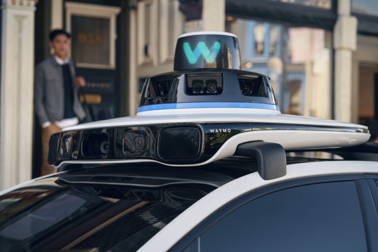 Így fognak kommunikálni a gyalogosokkal és a többi sofőrrel a Google önvezető autói
