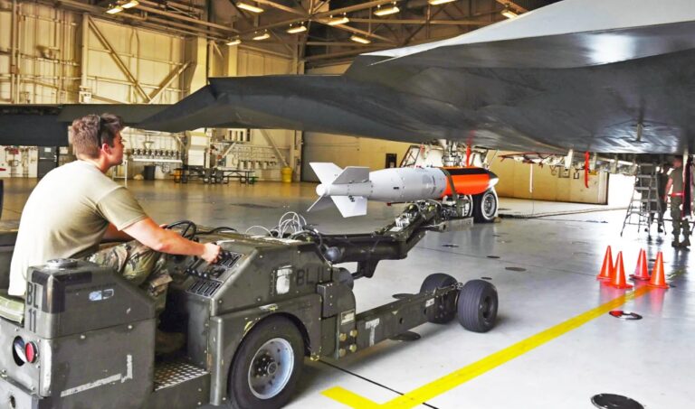 Felszerelték a B-2 Spiritet az USA legújabb atombombájával