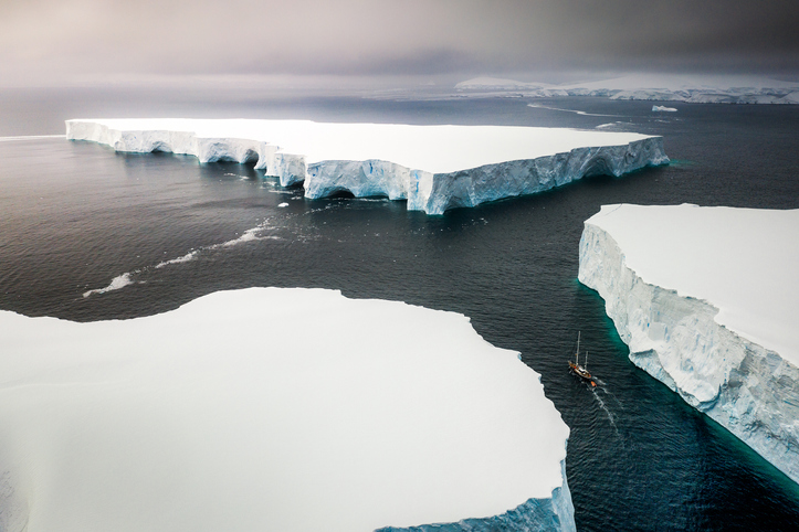 Elkezdett sodródni a világ legnagyobb jéghegye