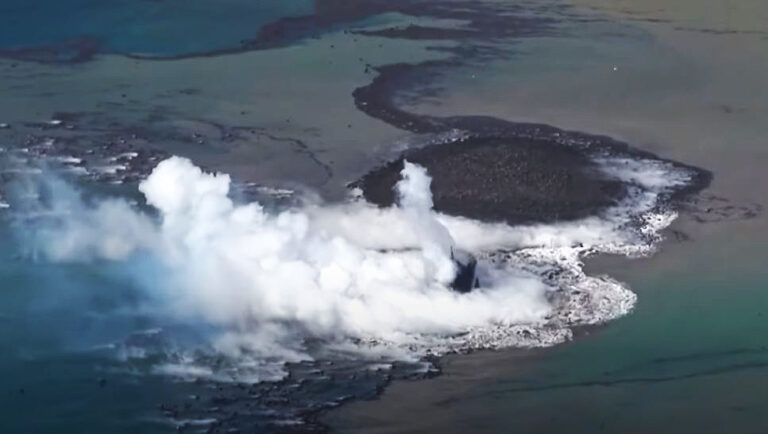 Videón örökítették meg egy új sziget születését Japán partjainál