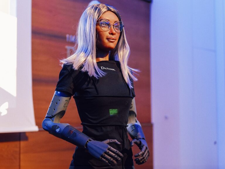 Kinevezték az első humanoid vezérigazgatót, egy gyári robot embert ölt - robothírek a világból