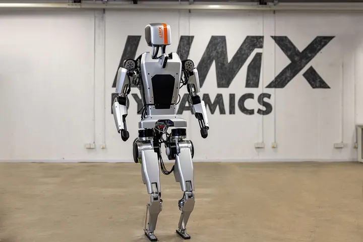 Megtette első lépéseit az emberek otthonai felé a kínai humanoid robot