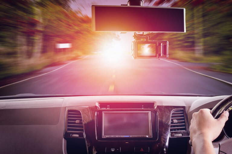 Az autós menetrögzítő kamerák története régebben kezdődött, mint gondolnánk