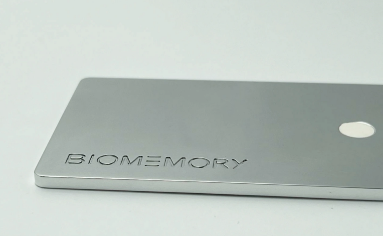 DNS-ben tárol adatokat a Biomemory nevű apró kártya, ami százötven évig garantálja az információk épségét