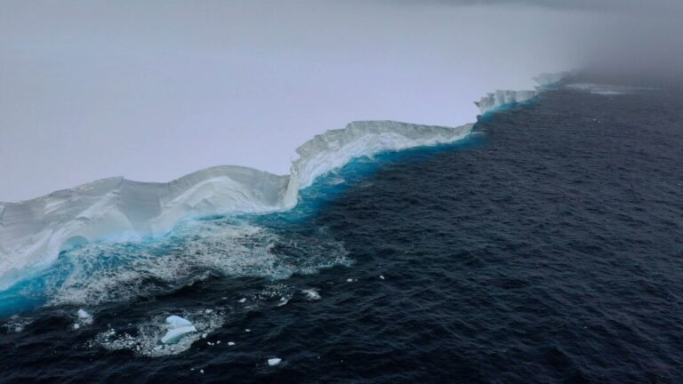 Egy kutatóhajó a világ legnagyobb jéghegyének útjába került, így sikerült videóra venni