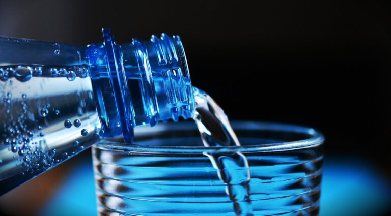 Százszor annyi mikroműanyag van a palackozott vízben, mint eddig gondolták