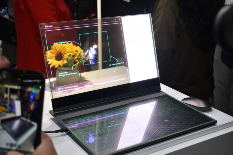 Teljesen átlátszó kijelzős laptopot mutatott be a Lenovo