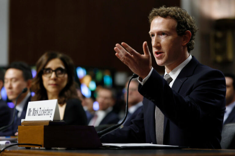 Gyerekgyilkossággal vádolta meg a Facebookot egy amerikai szenátor