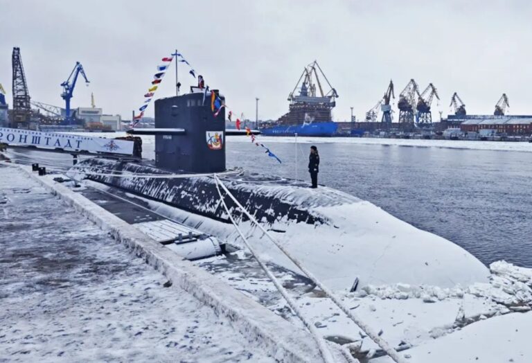 Átadták Oroszország új, Lada-osztályú tengeralattjáróját