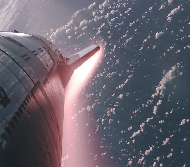 Pazar látvány, ahogy a Starship visszatér a Föld atmoszférájába