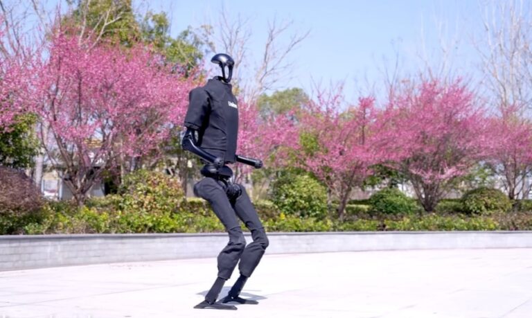 Sebesen szalad a leggyorsabb humanoid, ami a Honda Asimóját is lekörözi