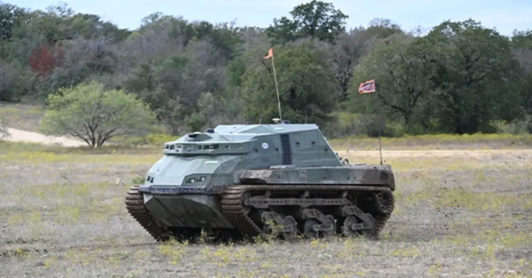 A DARPA lánctalpas harckocsija önállóan közlekedik nehéz terepen